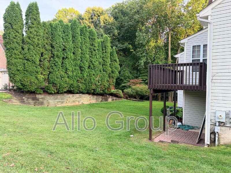 469 Woodstock Ln - Photo 4 of 37
