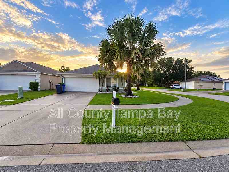 11747 Lynmoor Dr - Photo 3 of 19