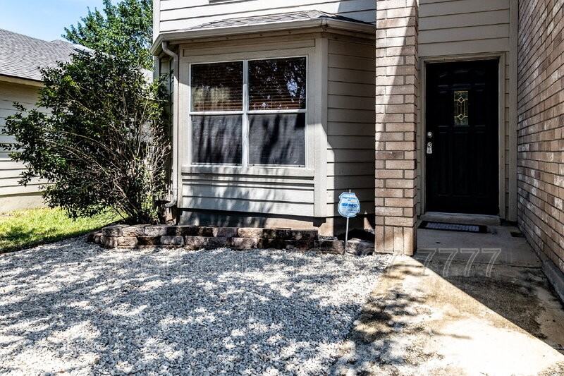 11023 Barclay Pt - Photo 5 of 40