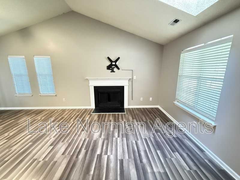 8006 Maxwelton Dr - Photo 3 of 17