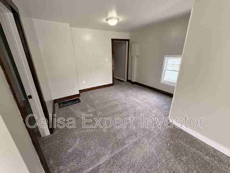 918 Pape Ave - Photo 3 of 10