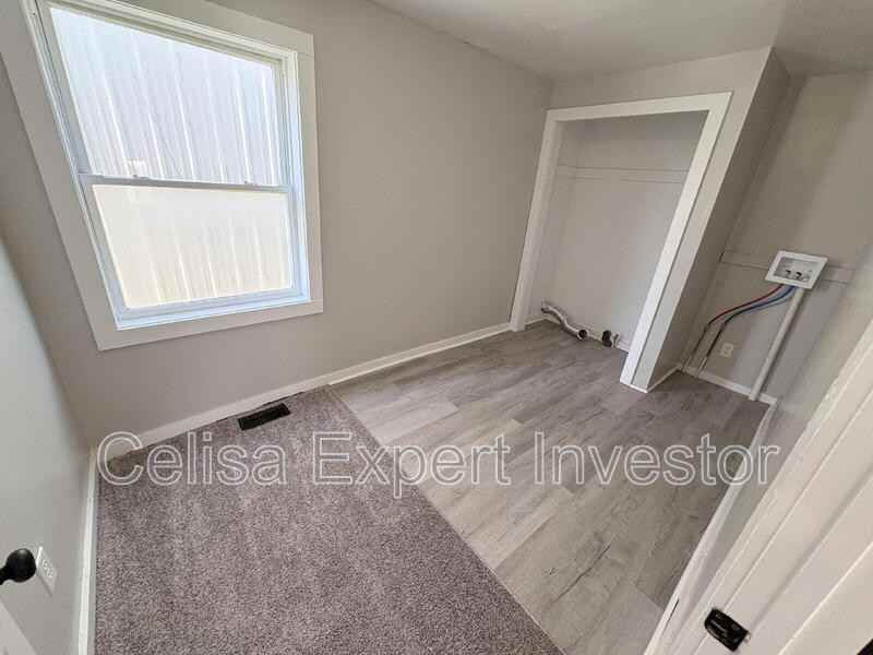 918 Pape Ave - Photo 4 of 10