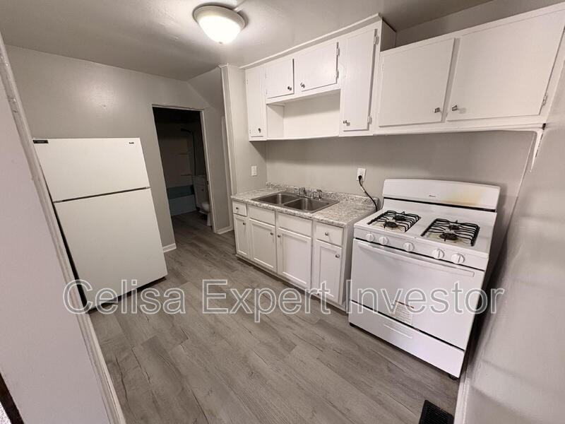 918 Pape Ave - Photo 5 of 10