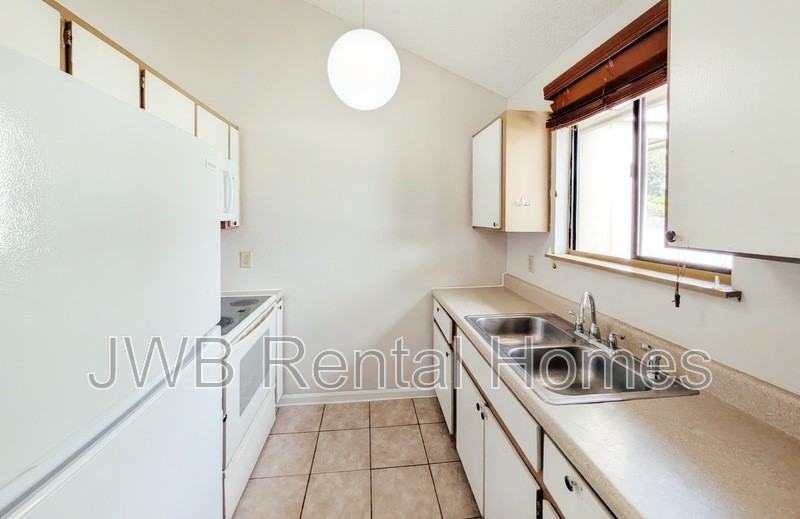 2416 Seabury Pl N - Photo 4 of 17