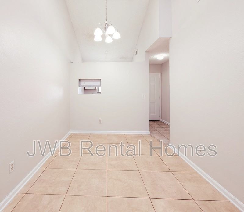 2416 Seabury Pl N - Photo 6 of 17