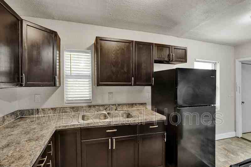 2608 Larkspur Ave - Photo 2 of 22