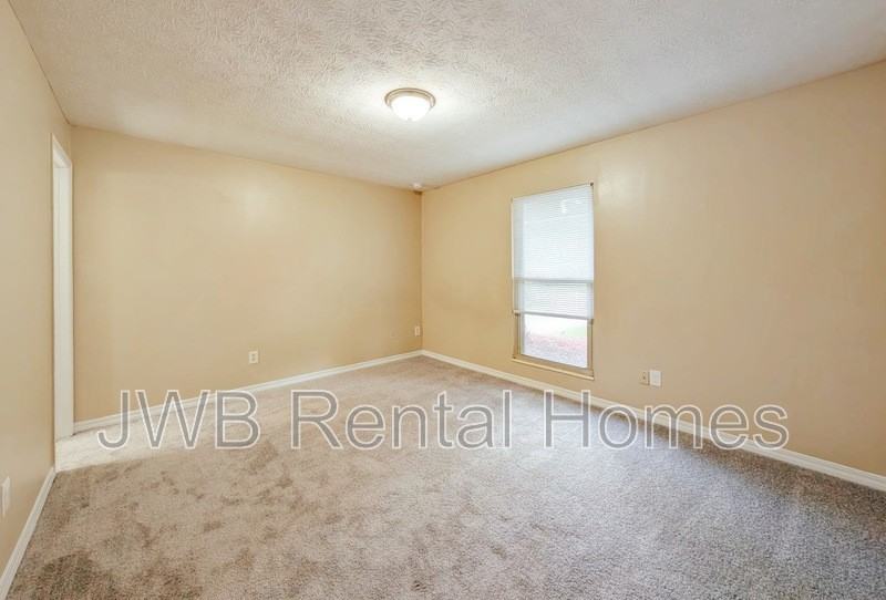 1682 Aletha Mnr - Photo 7 of 18