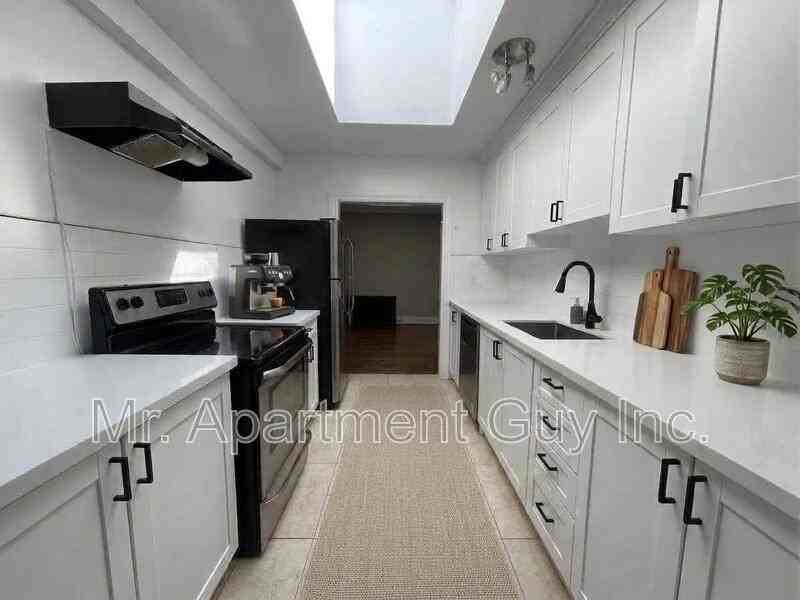1068 Eglinton Ave W - Photo 2 of 7