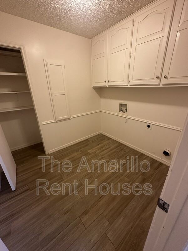 7040 Fulham Dr - Photo 3 of 17