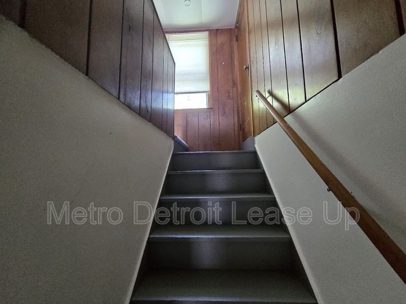 19425 Faust Ave - Photo 5 of 12