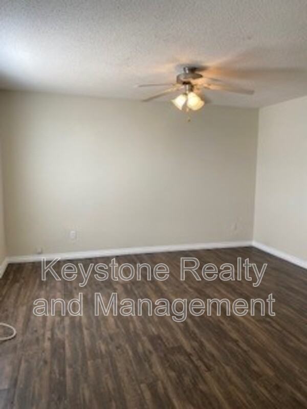 919 Gabby Ln - Photo 2 of 7