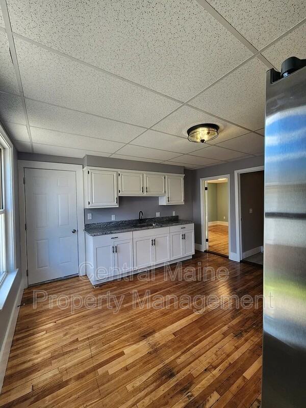 181 Webster St - Photo 6 of 17