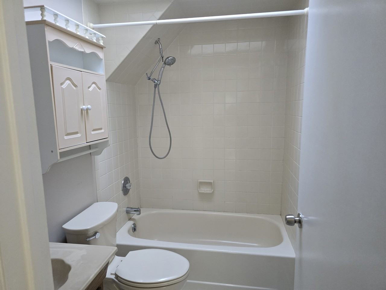 105 Surf Dr 1st Fl - Photo 2 of 3