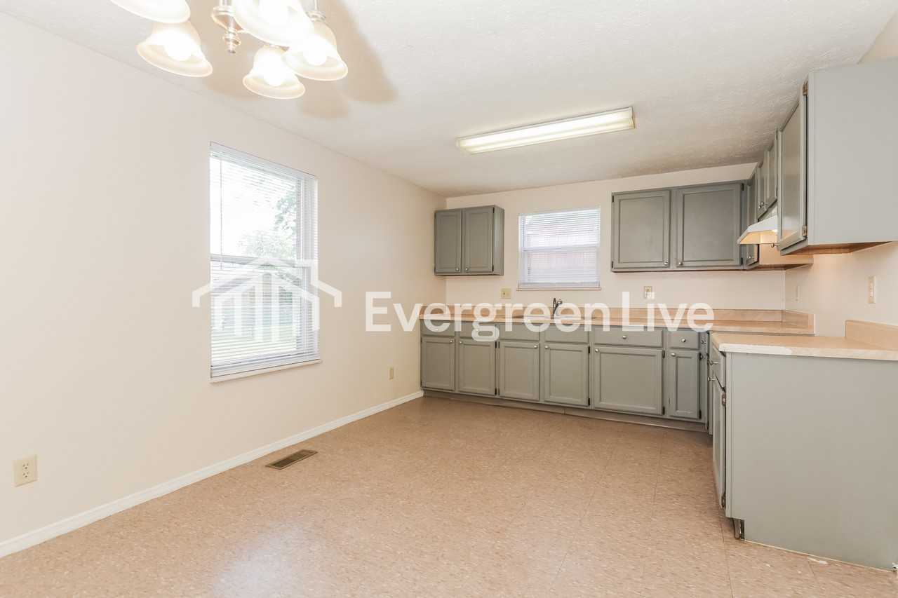 8440 Pinegate Way - Photo 5 of 15