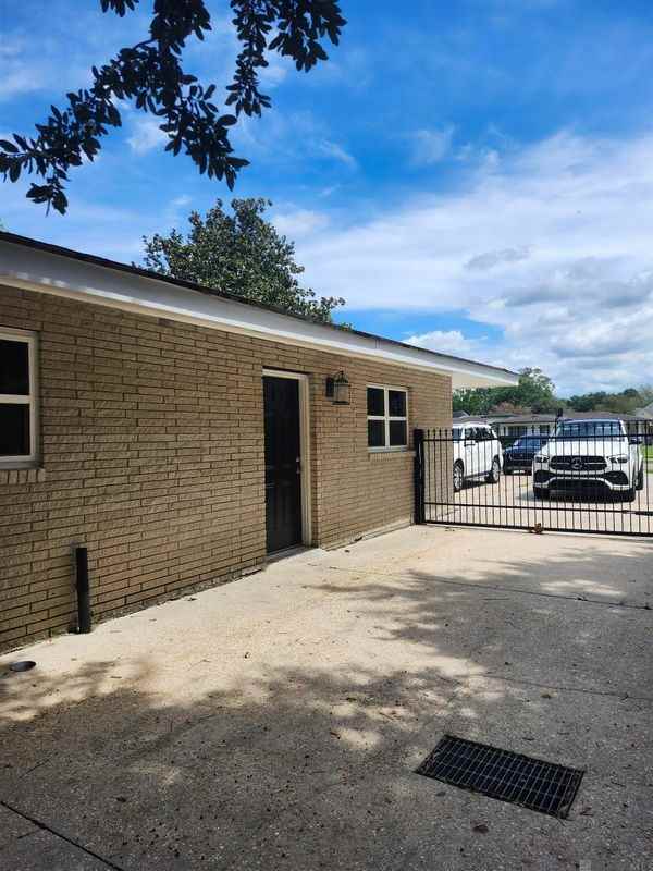 8137 Brandon Dr - Photo 3 of 15