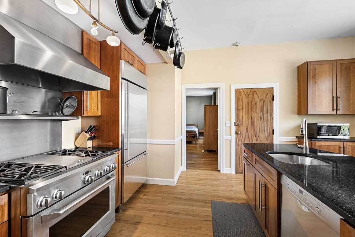 370 Thayer St ##4 - Photo 2 of 16