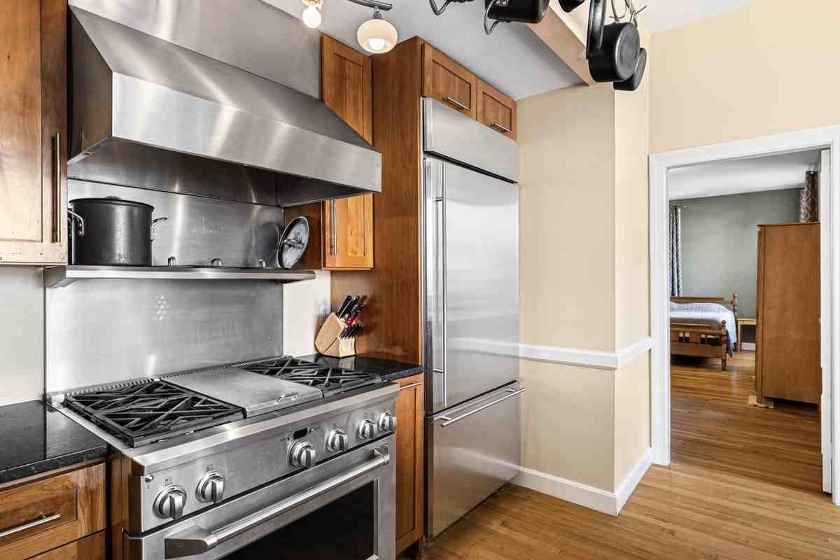 370 Thayer St ##4 - Photo 3 of 16