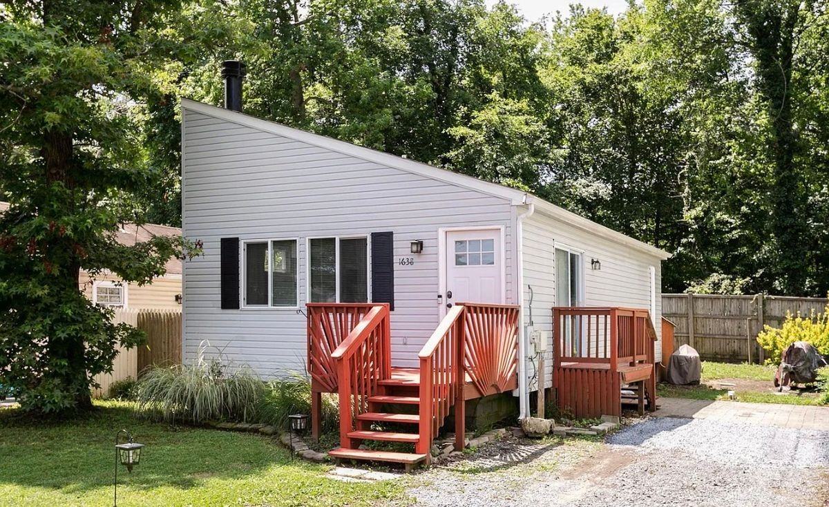 1638 Bay Ridge Rd - Photo 2 of 12
