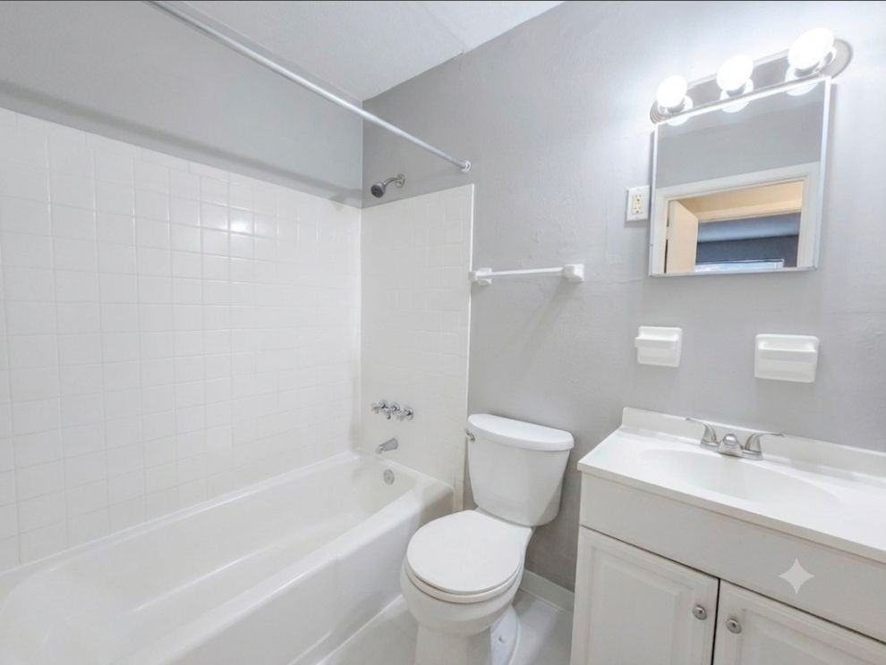 475 W Grand Ave ##6 - Photo 5 of 6