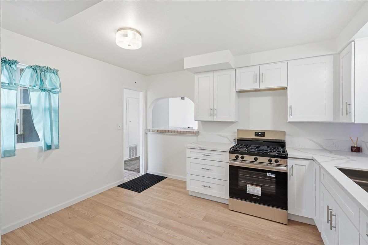 858 Ashfield Ave - Photo 5 of 27
