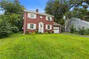 featured image of 7 Beach Ave