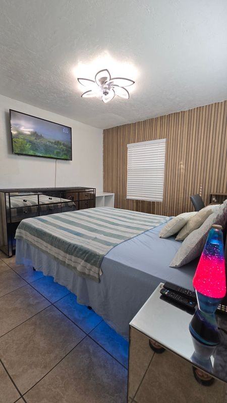 1085 Nw 24th St - Photo 4 of 10