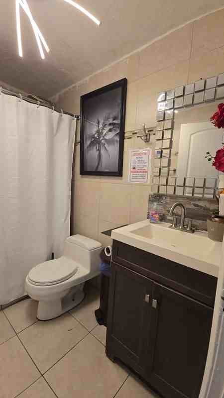 1085 Nw 24th St - Photo 6 of 10