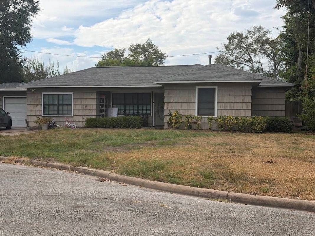 211 Gary Cir - Photo 2 of 3