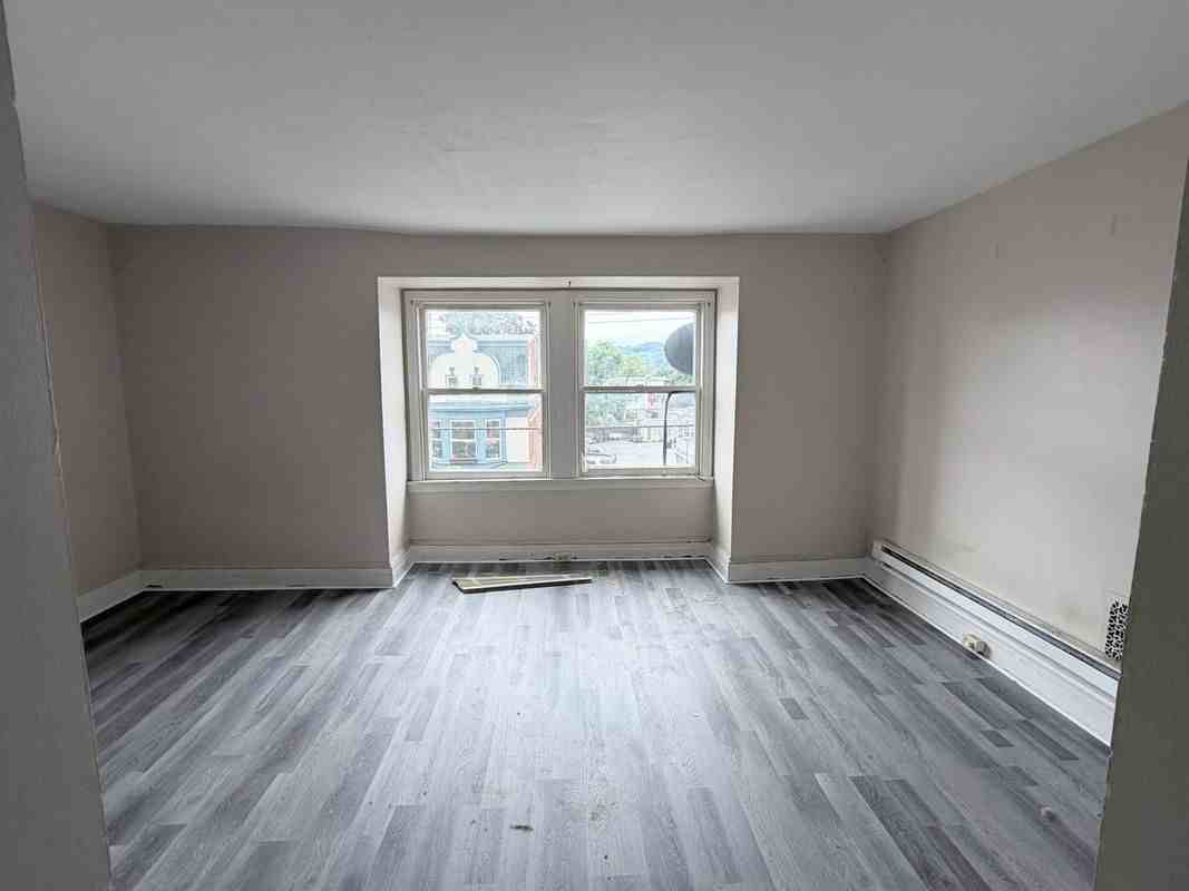 471 W King St - Photo 2 of 6