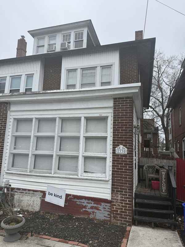 2330 Green St - Photo 3 of 6