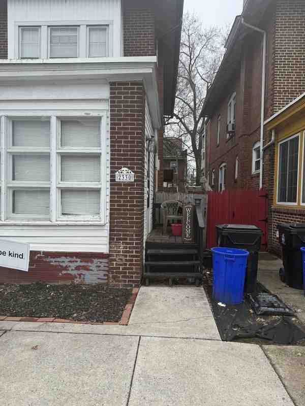 2330 Green St - Photo 4 of 6