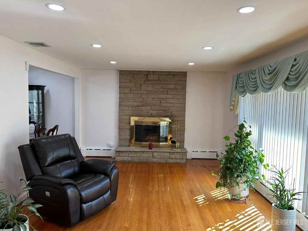 1471 Thomas Ave - Photo 2 of 25