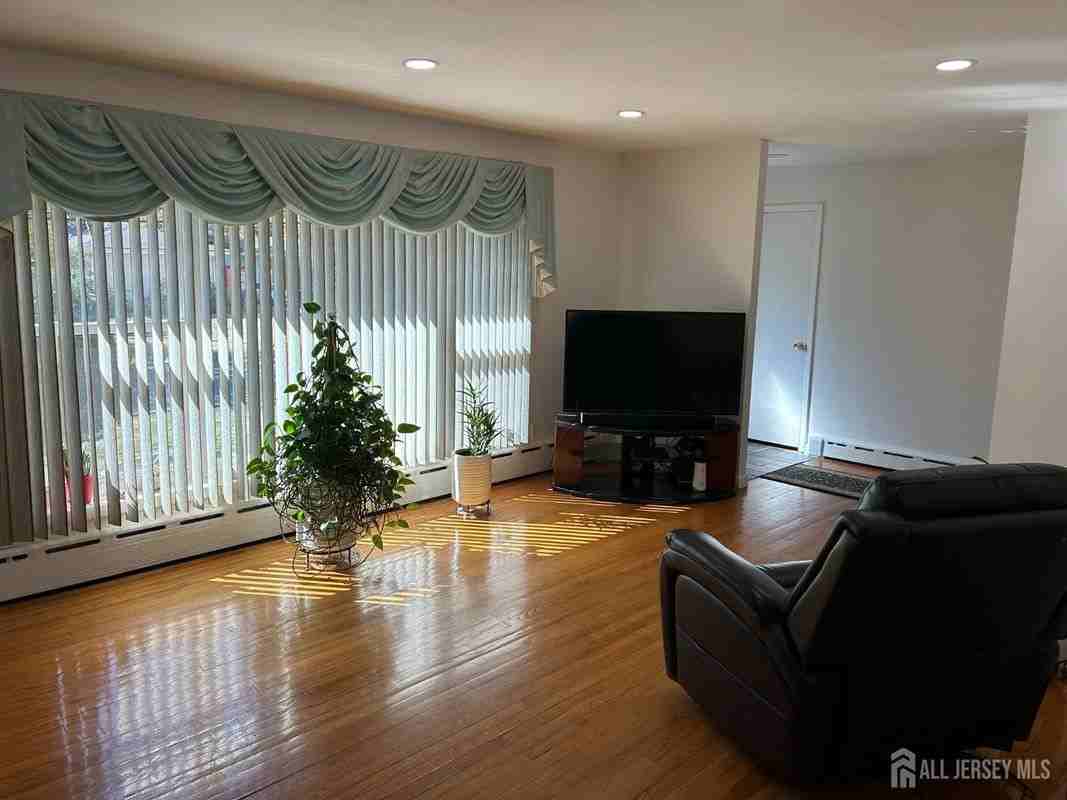 1471 Thomas Ave - Photo 3 of 25