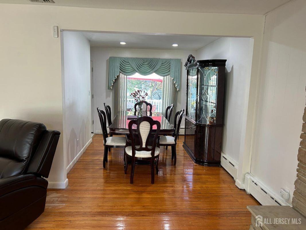 1471 Thomas Ave - Photo 4 of 25