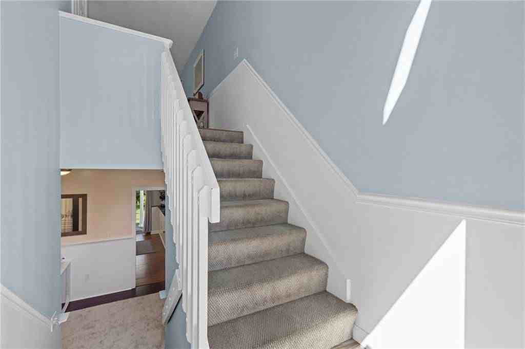 110 Winsor Ave - Photo 4 of 48