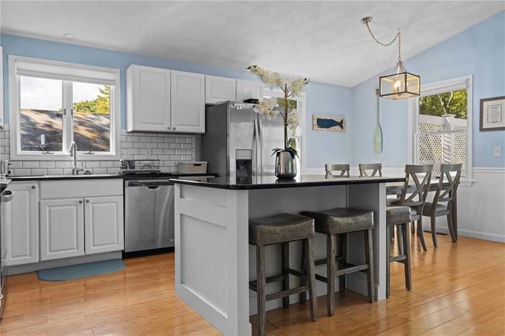 110 Winsor Ave - Photo 7 of 48