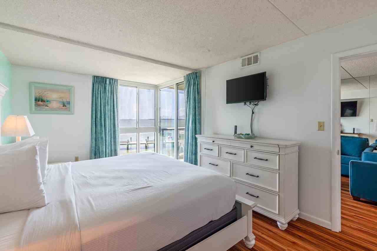 302 32nd St #205 - Photo 4 of 29