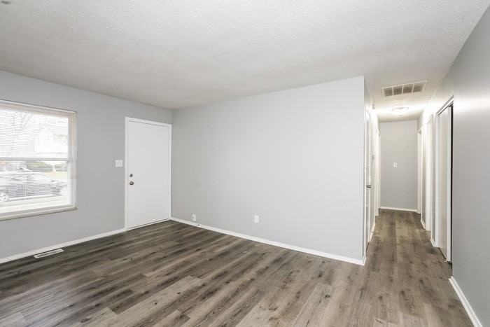 10219 Sutters Ct - Photo 3 of 12