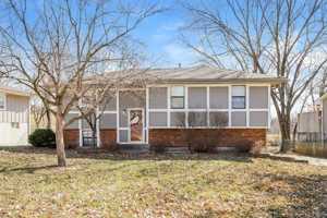 featured image of 312 Ne Lakeview Dr