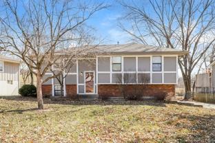 312 Ne Lakeview Dr - Photo 1 of 1