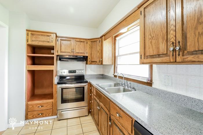 1405 Ne 76th St - Photo 6 of 13