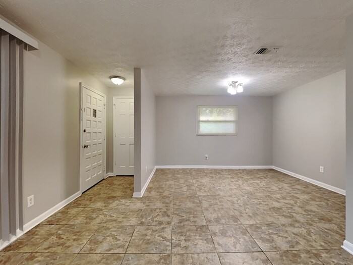 8249 Devoe St - Photo 4 of 23