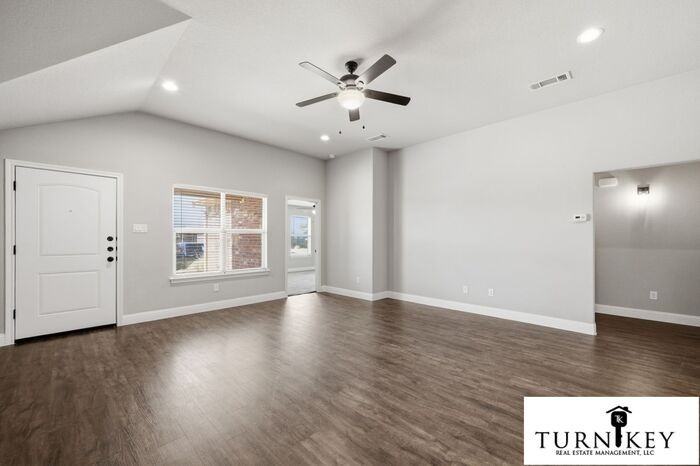 1329 White Sand Dr - Photo 4 of 33