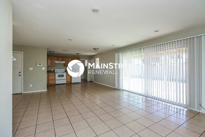 3823 N 48th Dr - Photo 4 of 16