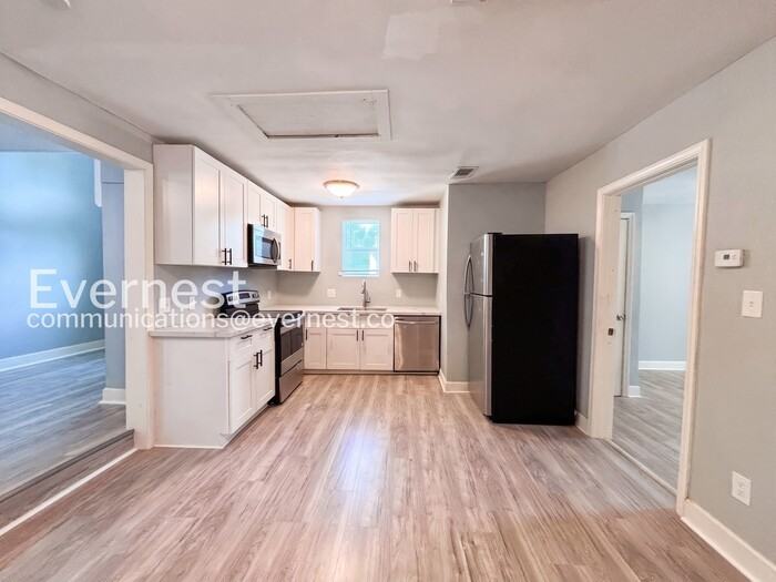 4318 1st St #B - Photo 3 of 19