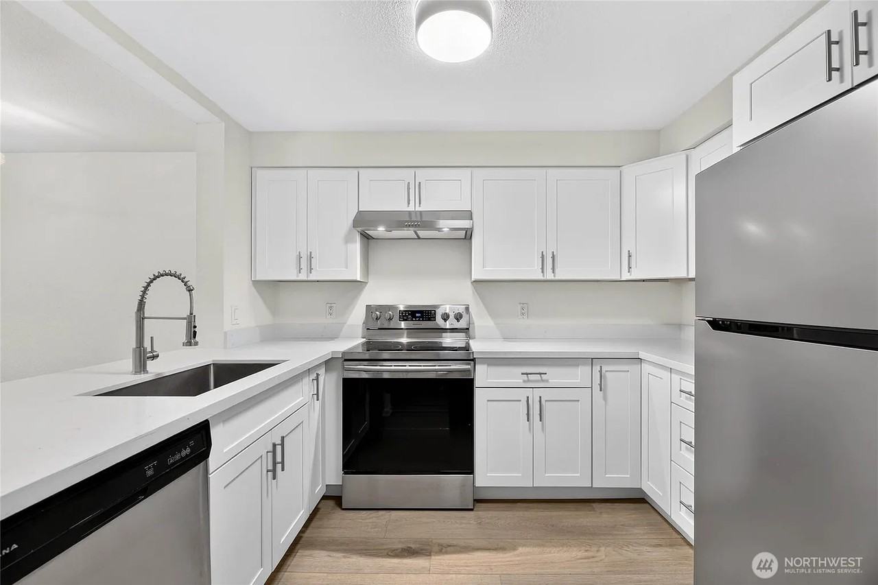 1300 W Boston St #13 - Photo 5 of 13