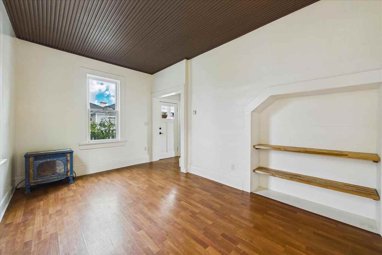 895 7th St - Photo 6 of 20