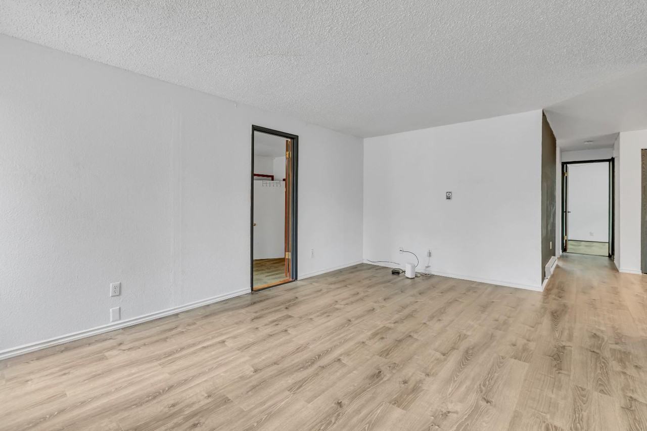 4622 E C St - Photo 4 of 11