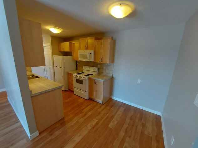 5904 51 Ave - Photo 2 of 8