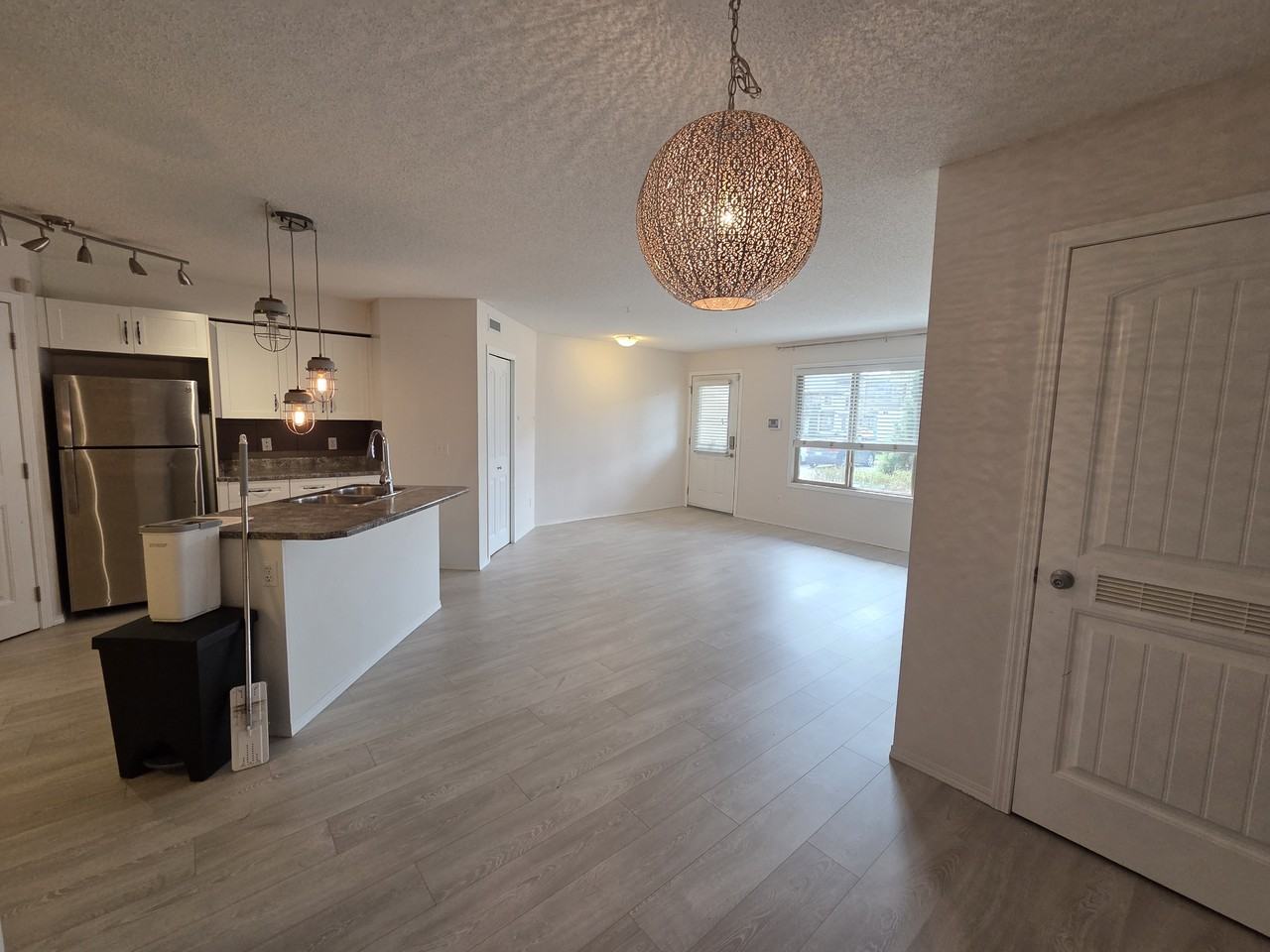 604 62 St Sw - Photo 3 of 12